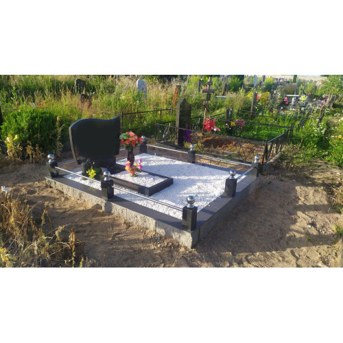 Благоустройство из бессерного блока с укладкой плитки по периметру